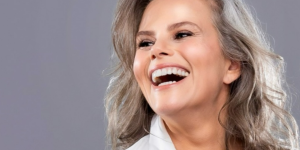 foto-jornalista-maria-candida-aos-54-anos-reflete-sobre-aparencia-a-vida-real-tem-rugas-2