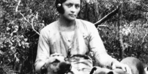 m em preto e branco de Maria Bonita com cachorros