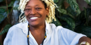 Mart’nália sorrindo. Ela veste branco e usa um colar (Reprodução Instagram Mart’nália