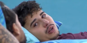 Pipoca Pedro, do "BBB26" chorando ao revelar que traiu a esposa (Reprodução X)