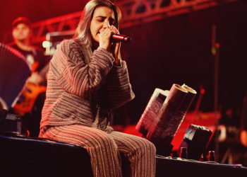 Yasmin Santos cantando sentada no palco (Reprodução Instagram Yasmin Santos )