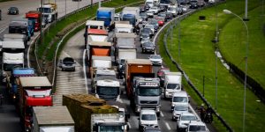 Trânsito na marginal Tietê, sentido Ayrton Senna