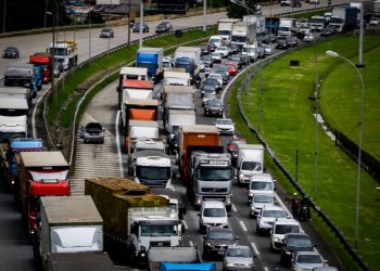 Trânsito na marginal Tietê, sentido Ayrton Senna