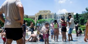 Crianças brincam na fonte de água do Parque da Independência, no bairro do Ipiranga, durante onda de calor que atinge a capital paulista