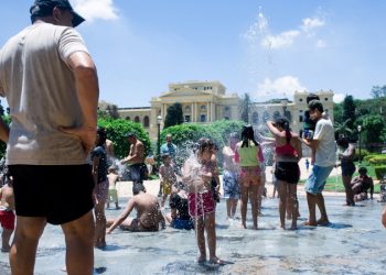Crianças brincam na fonte de água do Parque da Independência, no bairro do Ipiranga, durante onda de calor que atinge a capital paulista