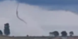 Nuvem funil assusta moradores em Terra Roxa, Paraná, durante temporal