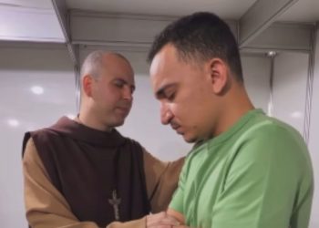 Bênção de Frei Gilson marca a virada do ano com João Gomes na Paulista