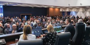 Foto: 1 de 2 Por alguns minutos, Douglas Ruas presidiu a Alerj; ele foi retirado
