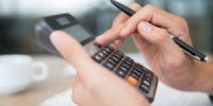 gerente-homem-verificando-financas-de-trabalho-e1737830017462