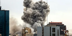 Israel atinge alvos no Irã e elimina líder do Hezbollah no Líbano