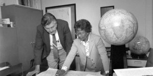 em preto e branco de Gladys West e Sam Smith olhando mapa