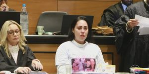 Foto: 1 de 1 Monique Medeiros, mãe de Henry Borel, usava uma camiseta com fotos