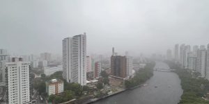 Foto: 1 de 4 Tempo nublado e com chuva intensa na Zona Norte do Recife — Foto: R
