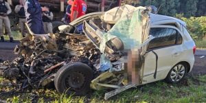 grave-acidente-carro-carreta-mata-duas-pessoas-veiculo-completamente-destruido-pr-272-960x592-1