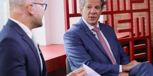 m colorida, o ministro da Fazenda, Fernando Haddad, concede entrevista ao Acorda Metrópoles- Metrópoles