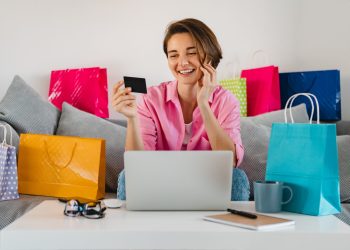 Docente de Direito da Universidade Positivo explica quais são os principais direitos nas compras online e o que fazer em casos de atraso ou produto com defeito.