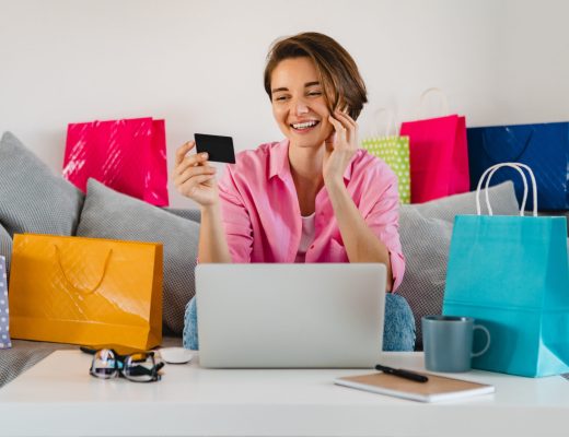 Docente de Direito da Universidade Positivo explica quais são os principais direitos nas compras online e o que fazer em casos de atraso ou produto com defeito.