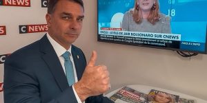 Flávio Bolsonaro afirma que Brasil precisa ser salvo em TV francesa