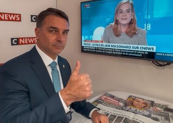 Flávio Bolsonaro afirma que Brasil precisa ser salvo em TV francesa