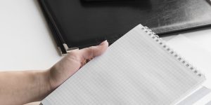 Planejamento contínuo, atenção a mudanças de renda e controle de documentos são essenciais para evitar erros, malha fina e surpresas na declaração