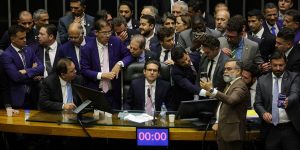 m colorida Deputado Hugo Motta, presidente da Câmara, retoma Mesa Diretora, após obstrução da oposição