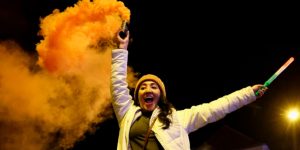 Uma mulher comemora os resultados das eleições em Budapeste — Foto: 1 de 4 Uma m