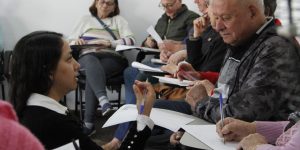Idosos participam das oficinas de criação literária gratuitas; evento estimula a socialização, a memória e a escrita - crédito de imagem Ligia Quirino