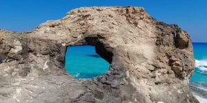 Onda gigante surpreende turista em Marsa Matruh