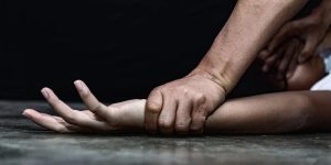 Homem é preso após agredir irmã com mordidas e facadas