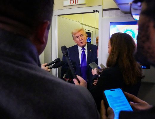 Trump elogia diálogos com Irã, mas mantém ameaça militar