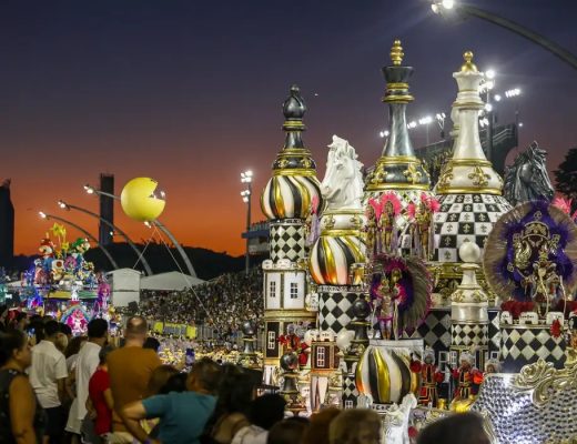 Rosas de Ouro inicia Carnaval 2026 com penalidade e perda de pontos