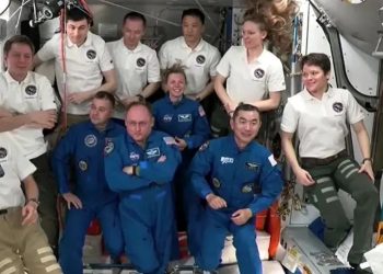 Astronautas da nasa retornam à Terra após missão antecipada por emergência médica
