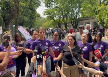 Amigas de Tainara clamam por justiça durante velório emocionado