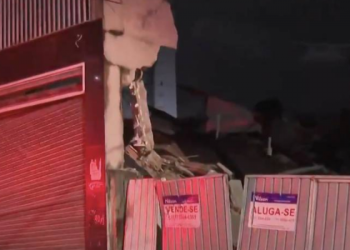 Prédio de quatro andares desaba em Guarulhos; casa ao lado é atingida