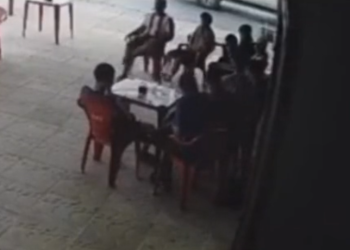 Adolescente é assassinado por facção rival em bar; vídeo mostra crime