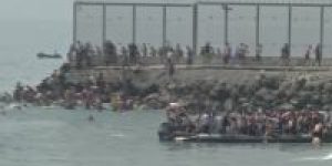 imigrantes-nadando-marrocos-espanha-ceuta-video