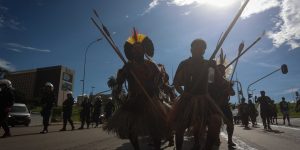 indigenas-participam-da-marcha-demarca-lula-brasil-soberano-e-terra-indigena-demarcada-e-protegida-na-esplanada-do-ministerios-metropoles-5-scaled-1