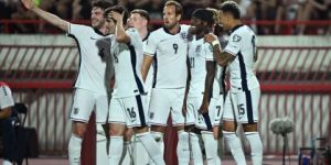 Jogadores da Inglaterra comemoram um dos gols na goleada sobre a Sérvia