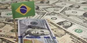 Dólar Fecha 2025 em Queda com Desemprego em Mínima Histórica