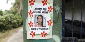 colorida de cartaz pedindo justiça por Catarina Kasten, professora morta em trilha de Florianópolis, Santa Catarina