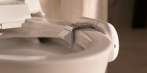 Using an expanding clamping mechanism the Kohler Dekoda installs on most toilets without tools