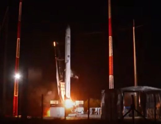 Foguete sul-coreano explode e cai em lançamento histórico no Brasil