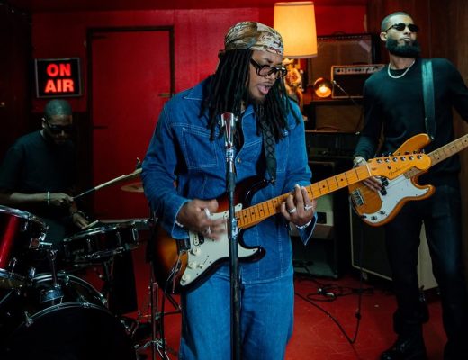 m colorida do cantor Leon Thomas