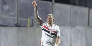 Flamengo tropeça fora de casa e São Paulo volta a vencer