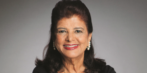 Luiza Trajano da magalu, sorrindo para foto