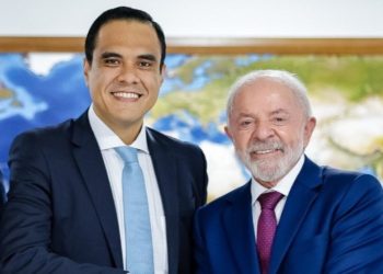 colorida de Lula ao lado de Gustavo Feliciano, ministro do Turismo