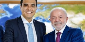colorida de Lula ao lado de Gustavo Feliciano, ministro do Turismo
