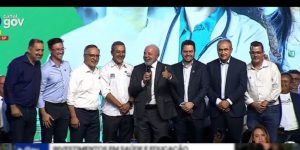 Lula faz piada ao posar com prefeitos do PL em Mauá