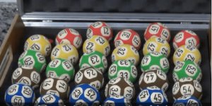 Maleta com bolas de sorteio da Loterias Caixa