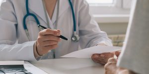 Por que homens brasileiros evitam ir ao médico até que sintomas apareçam